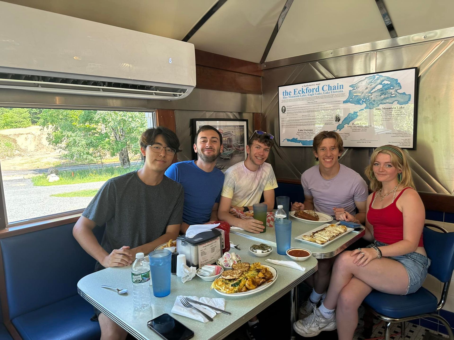 A group of people are sitting at a table in a restaurant.