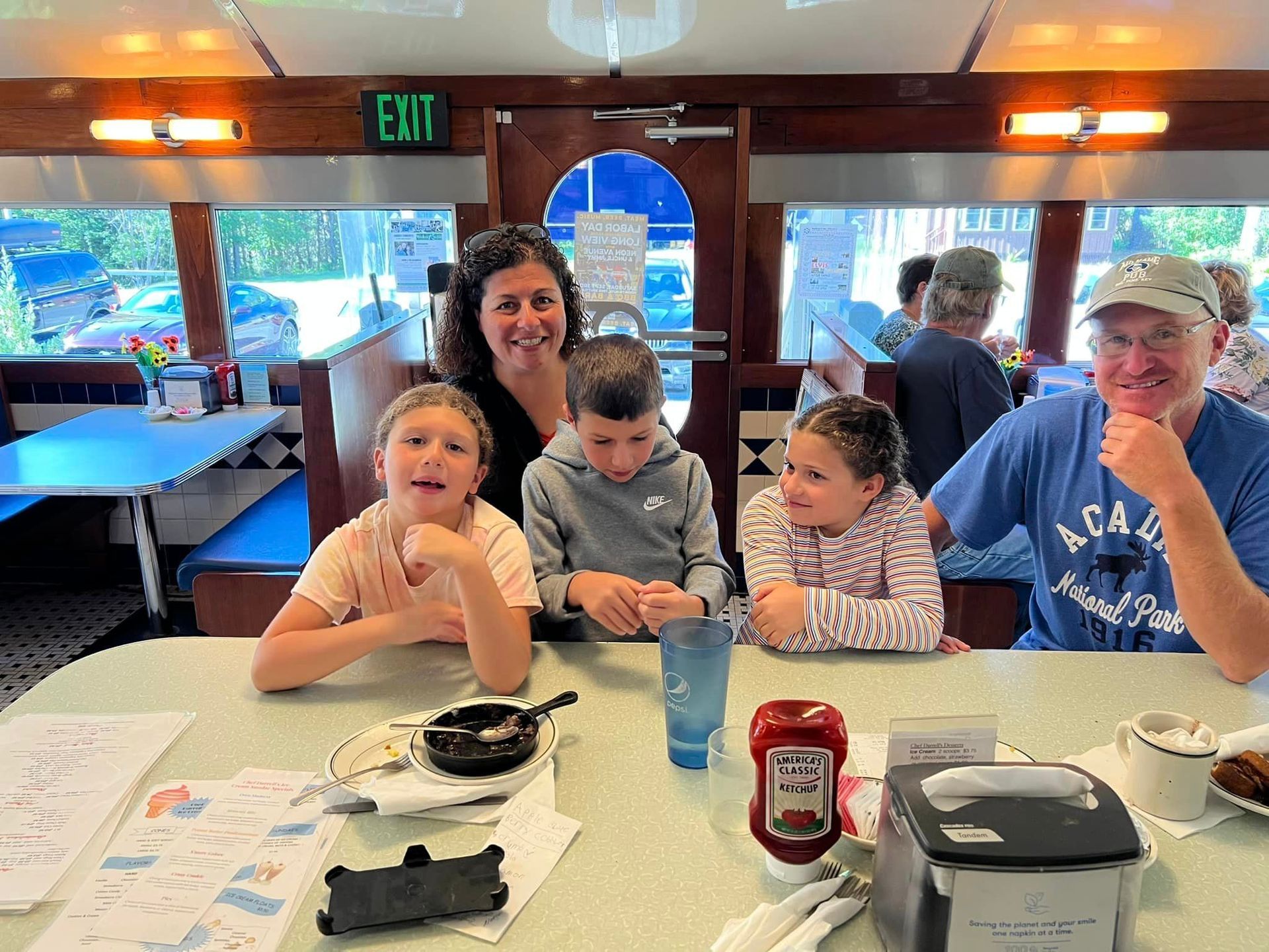 A group of people are sitting at a table in a restaurant.