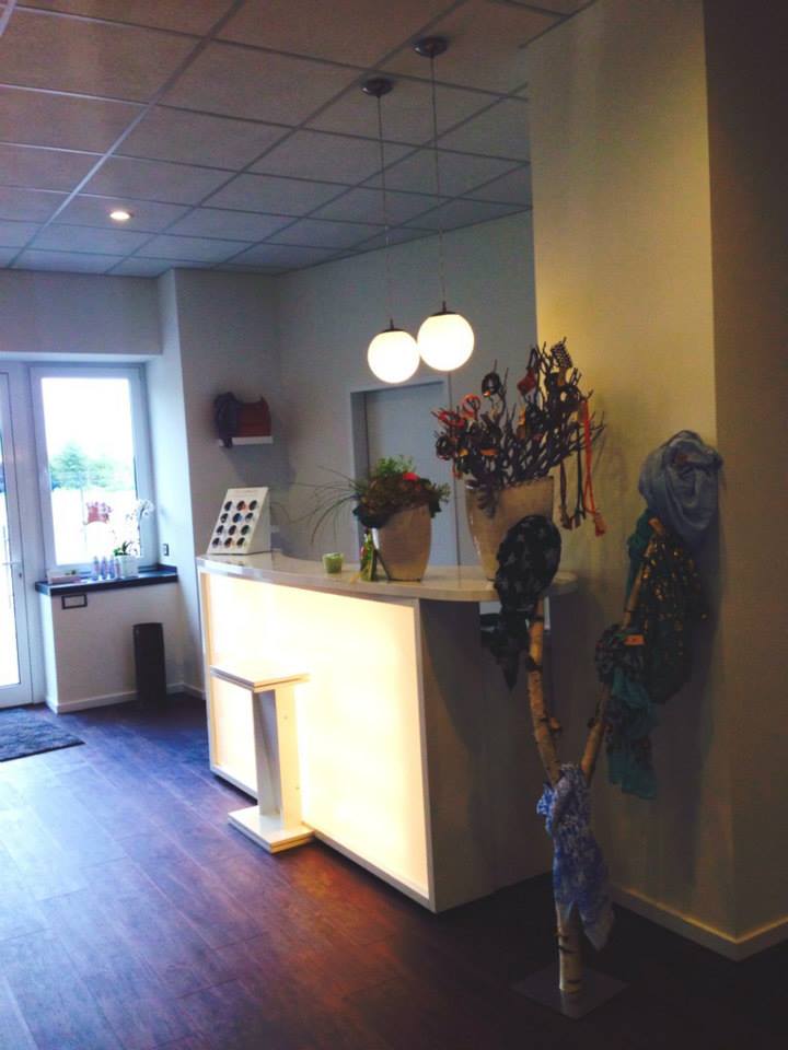 Eine Rezeption mit einer Vase mit Blumen darauf