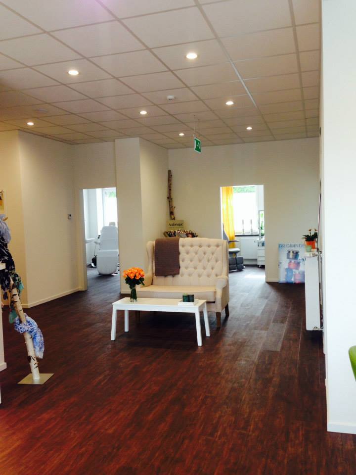 Ein Wartezimmer mit einem Stuhl und einem Tisch darin