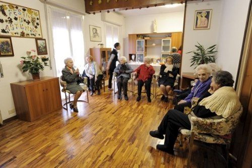 anziani seduti in un soggiorno