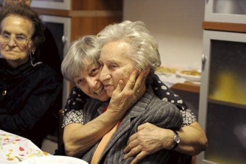 due donne anziane si abbracciano