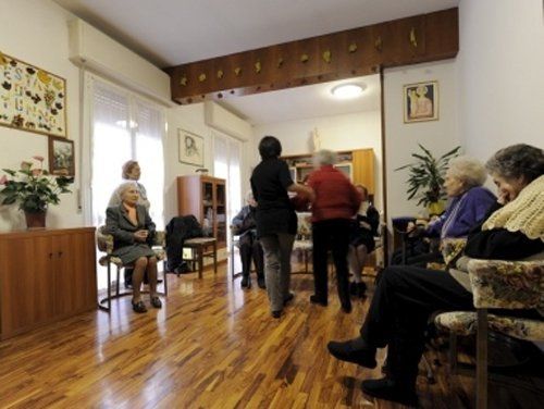 una sala con anziani