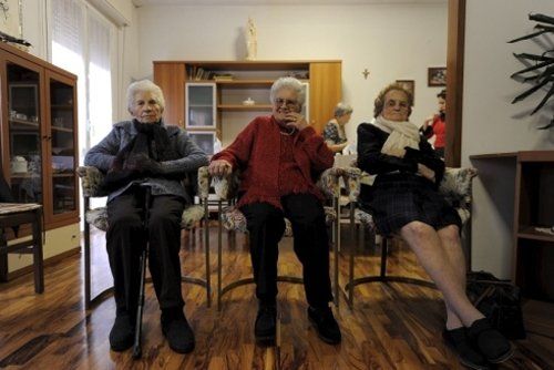 anziani seduti in un soggiorno -vista frontale