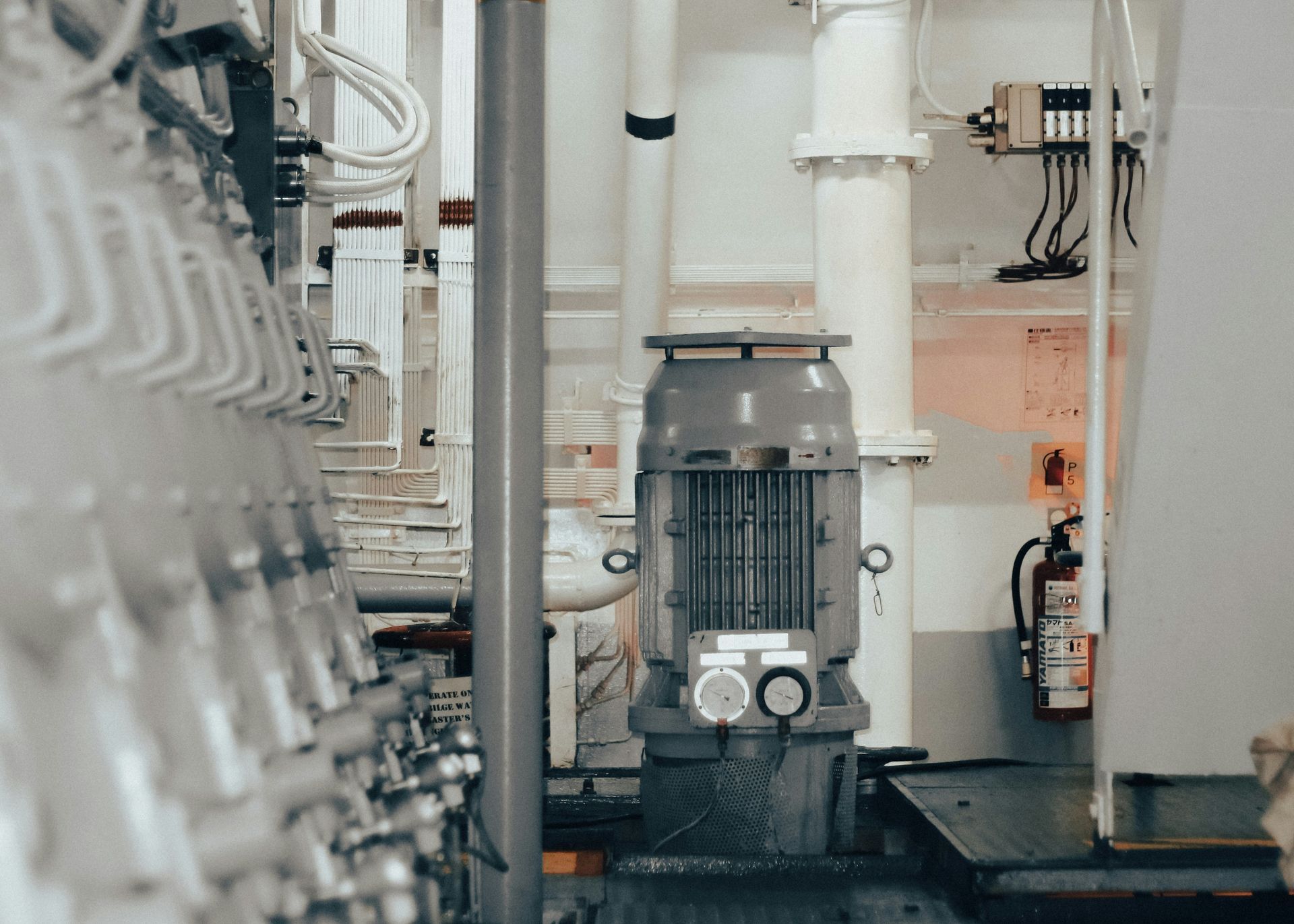 Brown seats in an hospital waiting area, with a window behind them.
