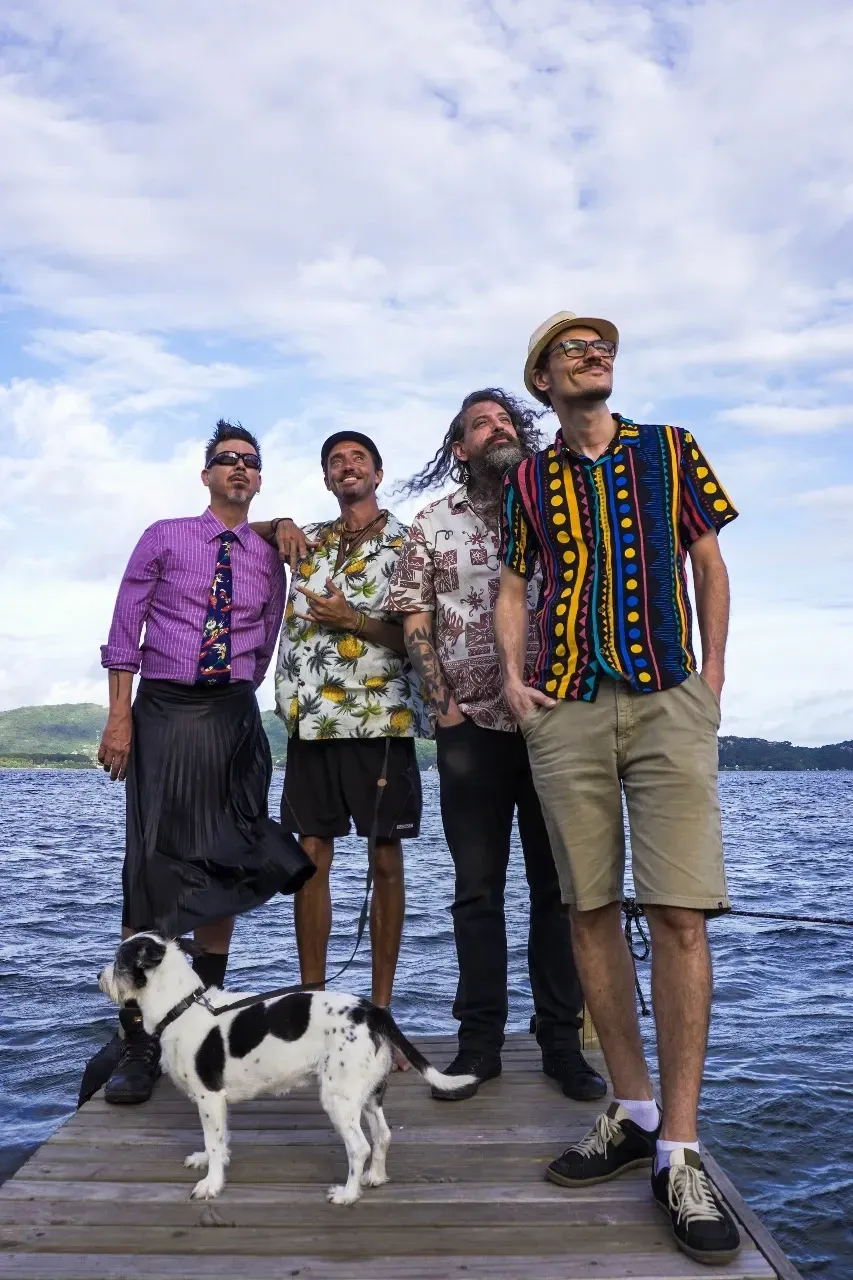 Flora Marginal, banda que mistura ritmos brasileiros e elementos teatrais em shows vibrantes e reflexivos.
