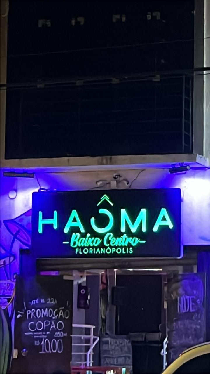 Uma placa de neon que diz hasma