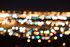 Uma imagem borrada de uma cidade à noite com muitas luzes.