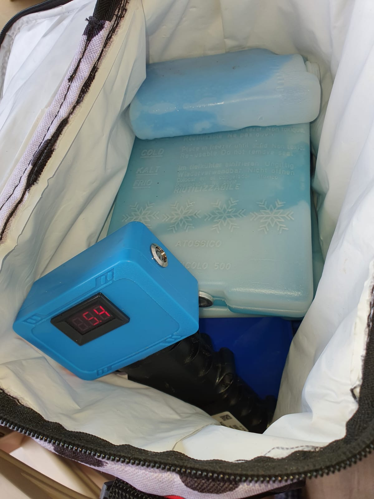 קופסה כחולה עם המספר 54 עליה