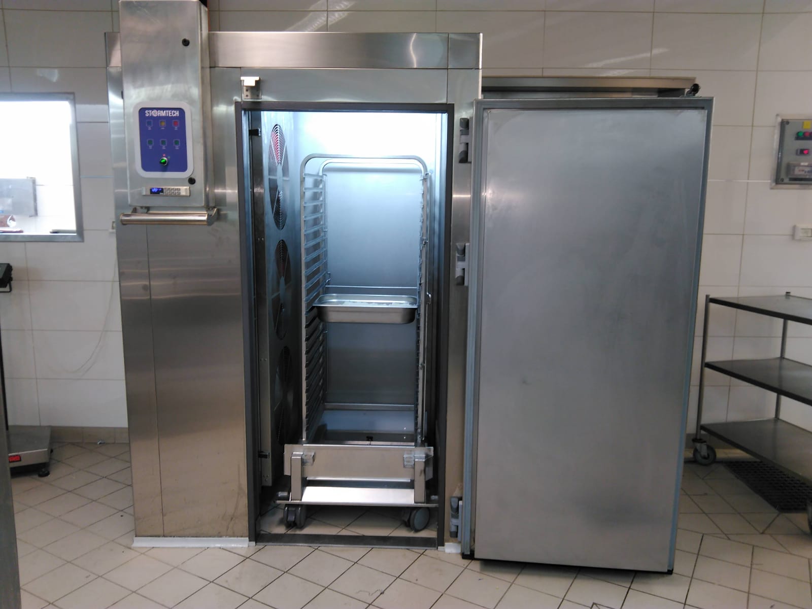 מקרר נירוסטה עם עגלה בתוכו