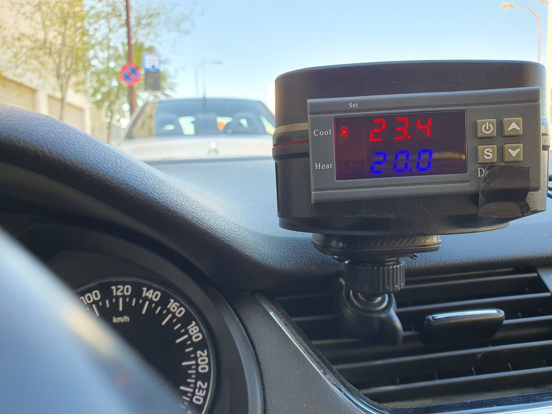 שעון דיגיטלי בלוח המחוונים של מכונית מראה את השעה כ-2:04