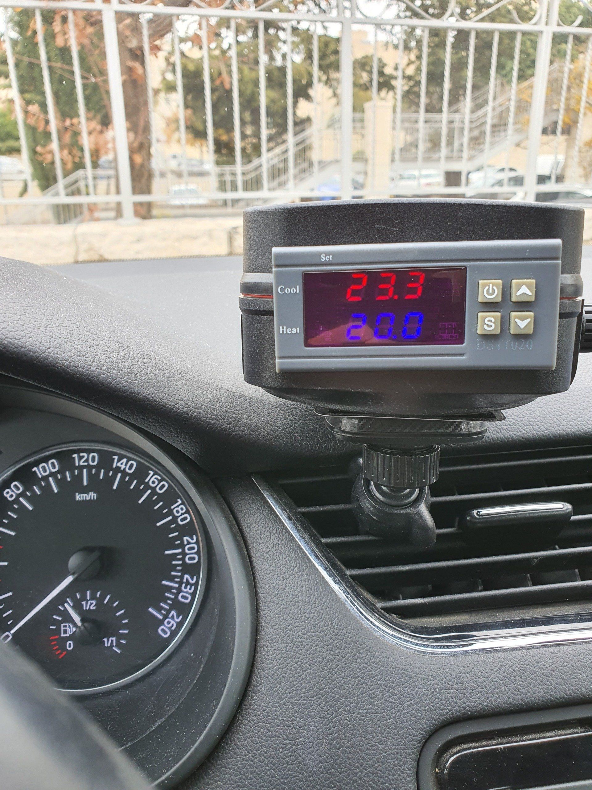 תקריב של לוח מחוונים של מכונית עם מדחום עליו