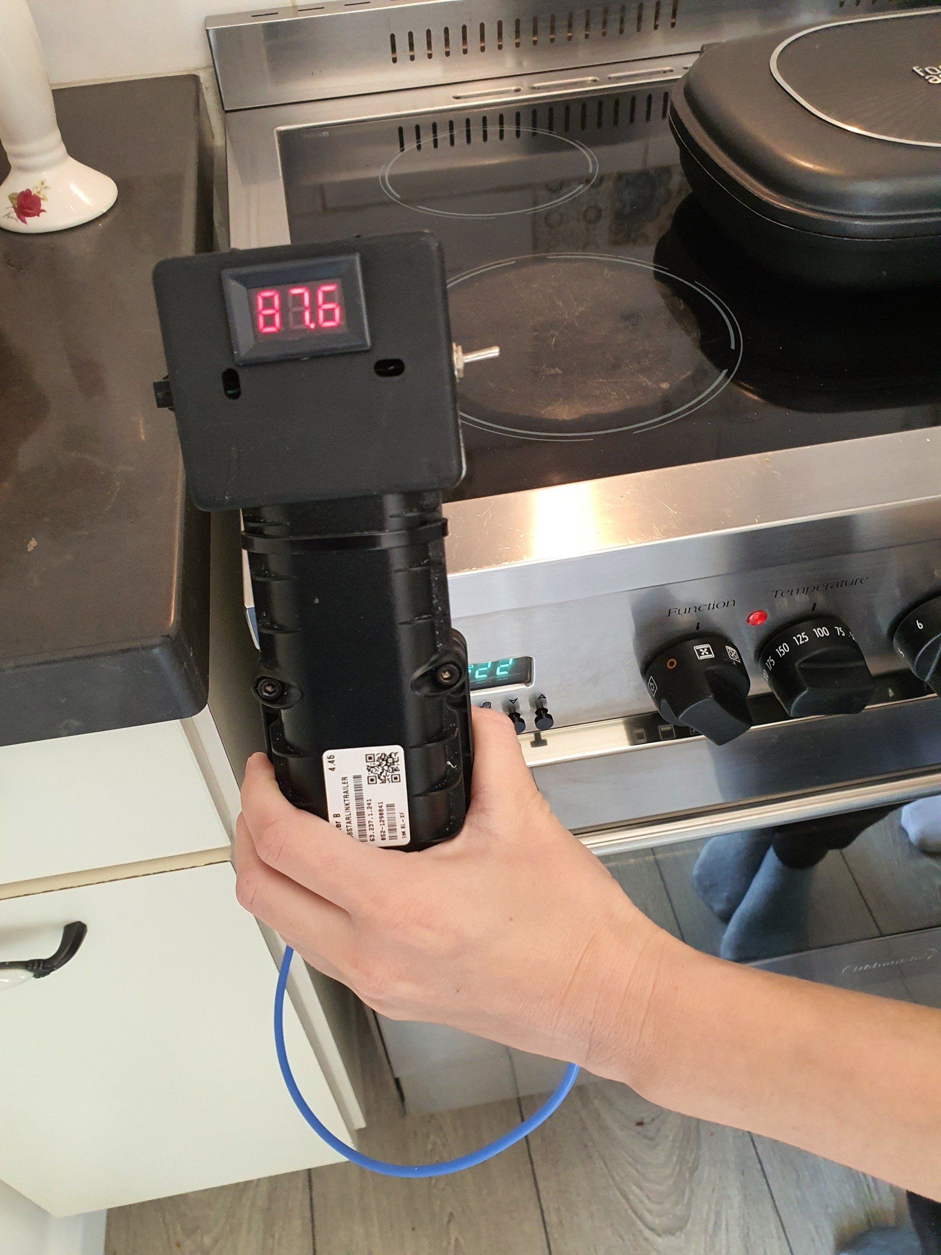 אדם מחזיק מכשיר שעליו כתוב 876