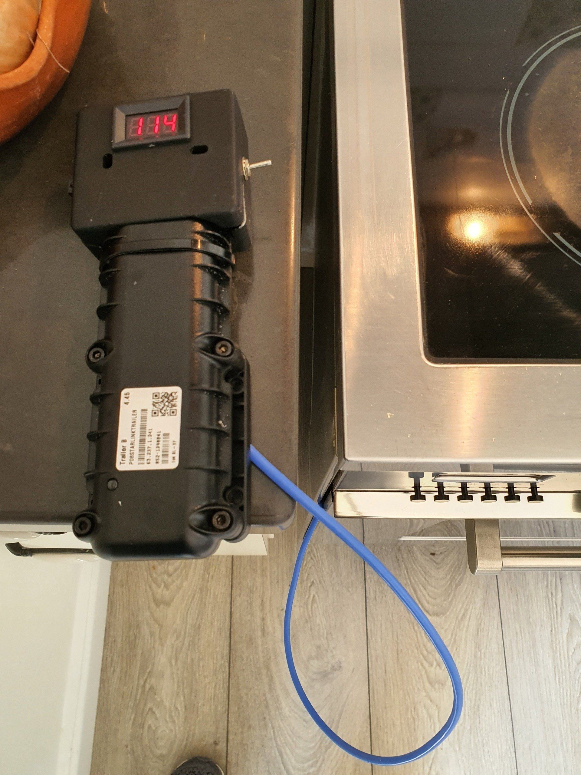 כבל כחול מחובר למכשיר שאומר 9.22