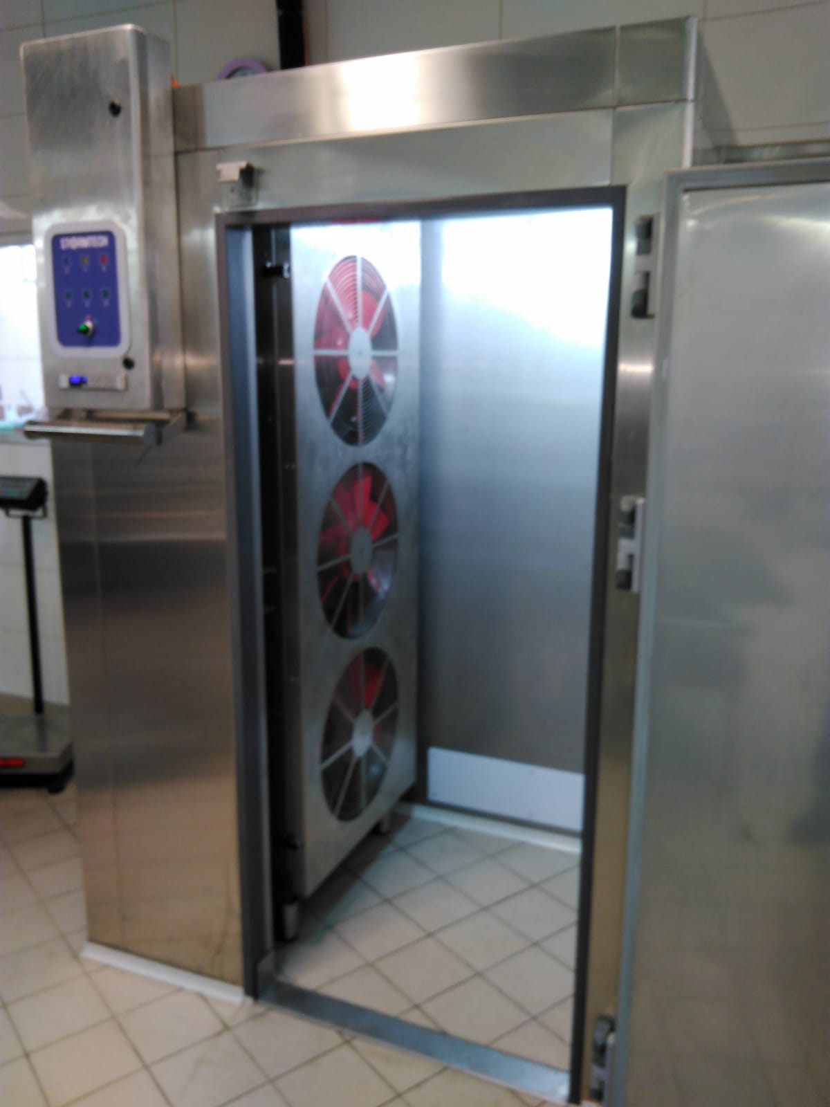 דלת נירוסטה עם שלושה מאווררים עליה