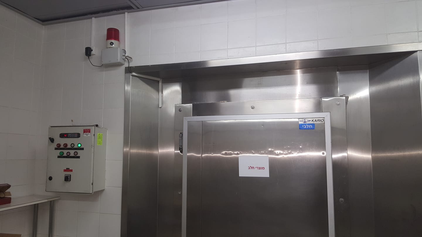 דלת נירוסטה פתוחה במטבח.