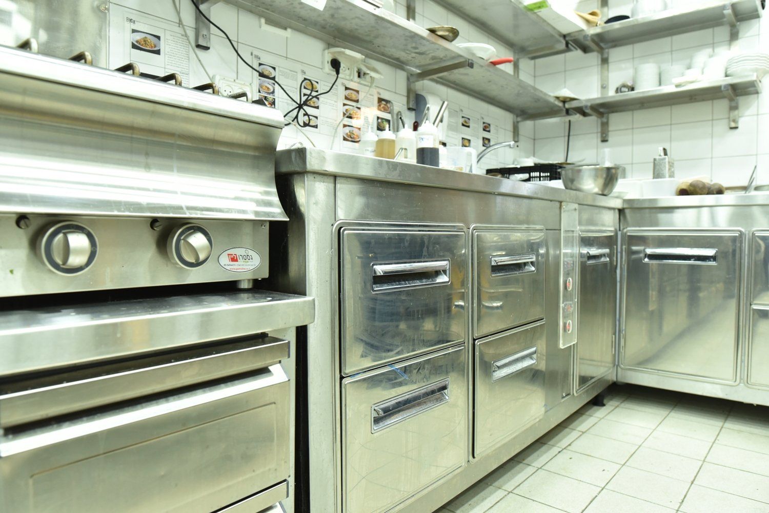 מטבח עם מכשירי חשמל וארונות נירוסטה