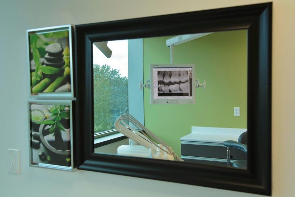 Un miroir avec une photo d'un fauteuil dentaire dessus