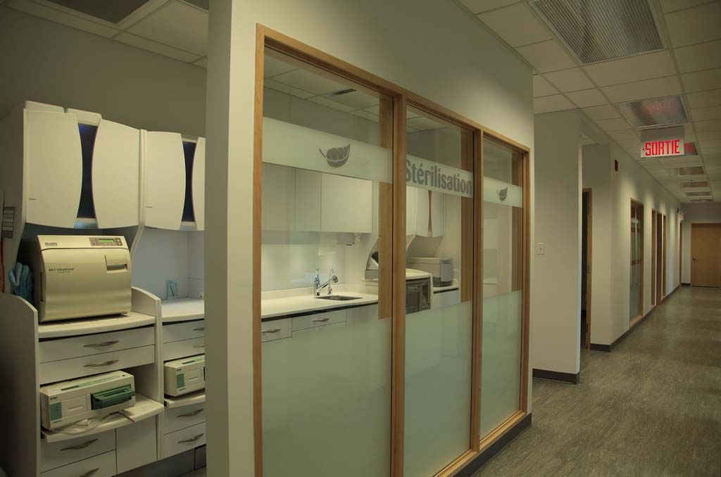 Un long couloir avec un panneau indiquant la sortie