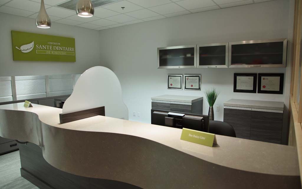 Un bureau de réception avec un panneau au-dessus indiquant shipthus