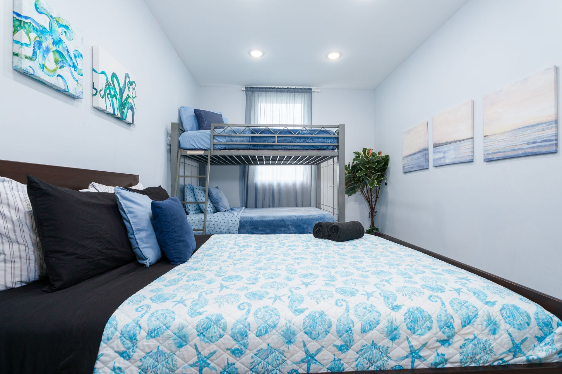 A bedroom with a bunk bed and a king size bed. Somos Hotel San Juan, Puerto Rico Avenida Ponce de Leon