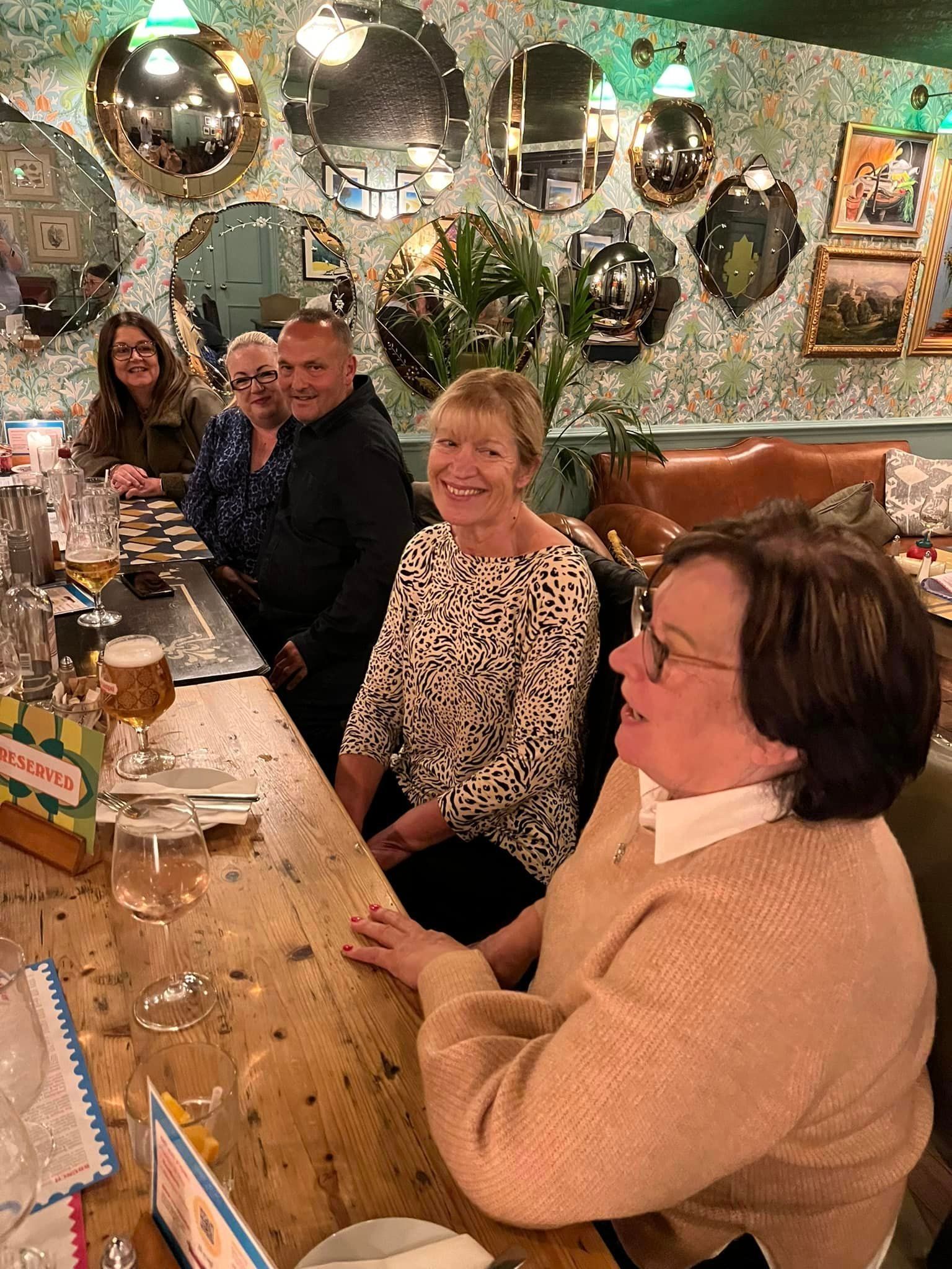 A group of people are sitting at a table in a restaurant.