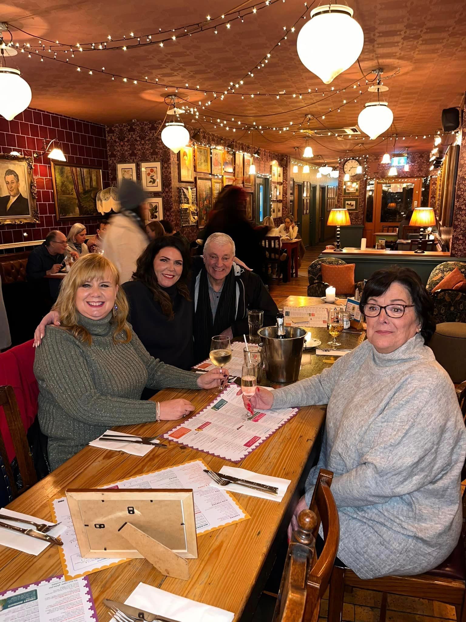 A group of people are sitting at a table in a restaurant.