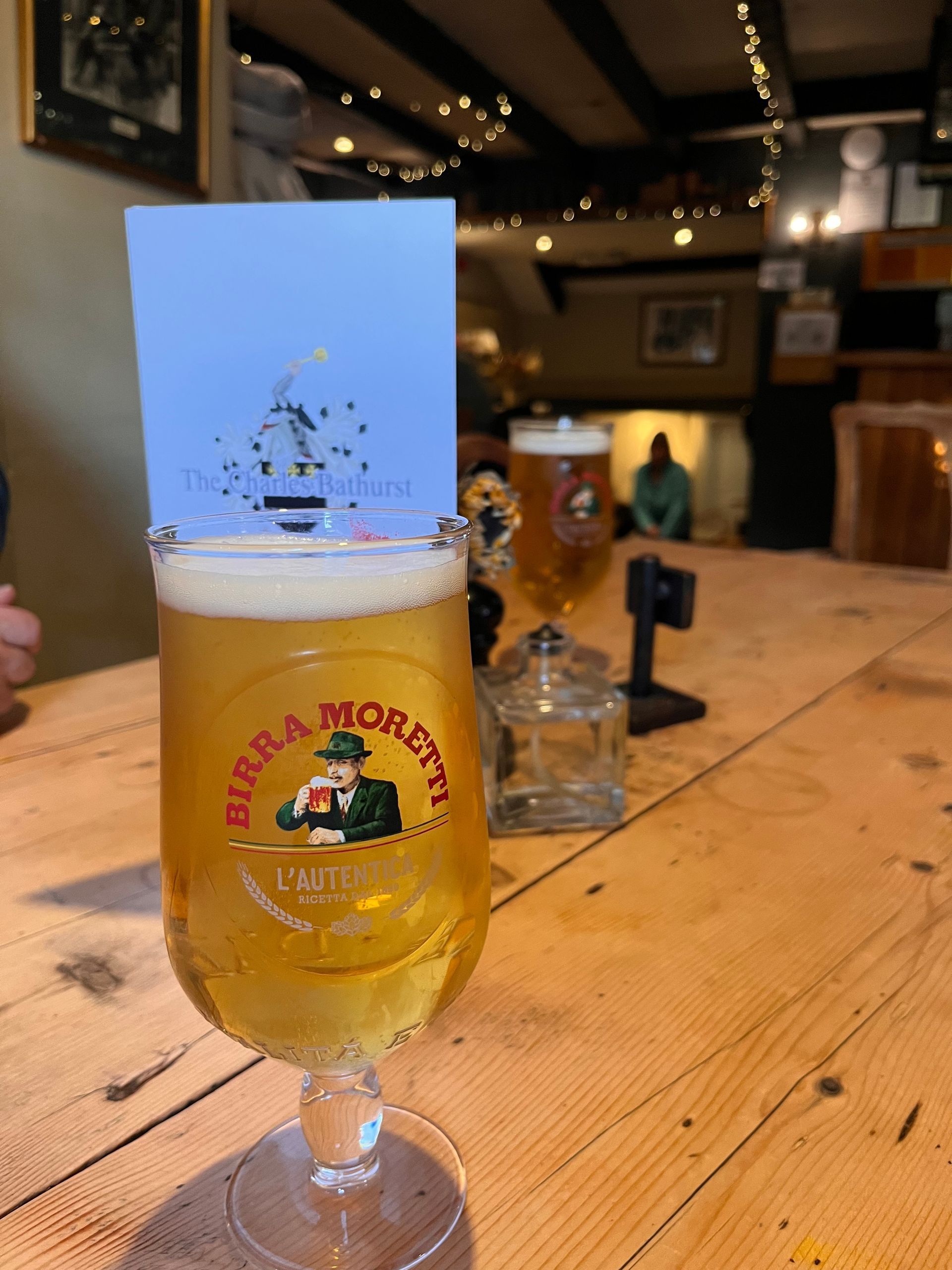 A glass of beer with the word birra on it