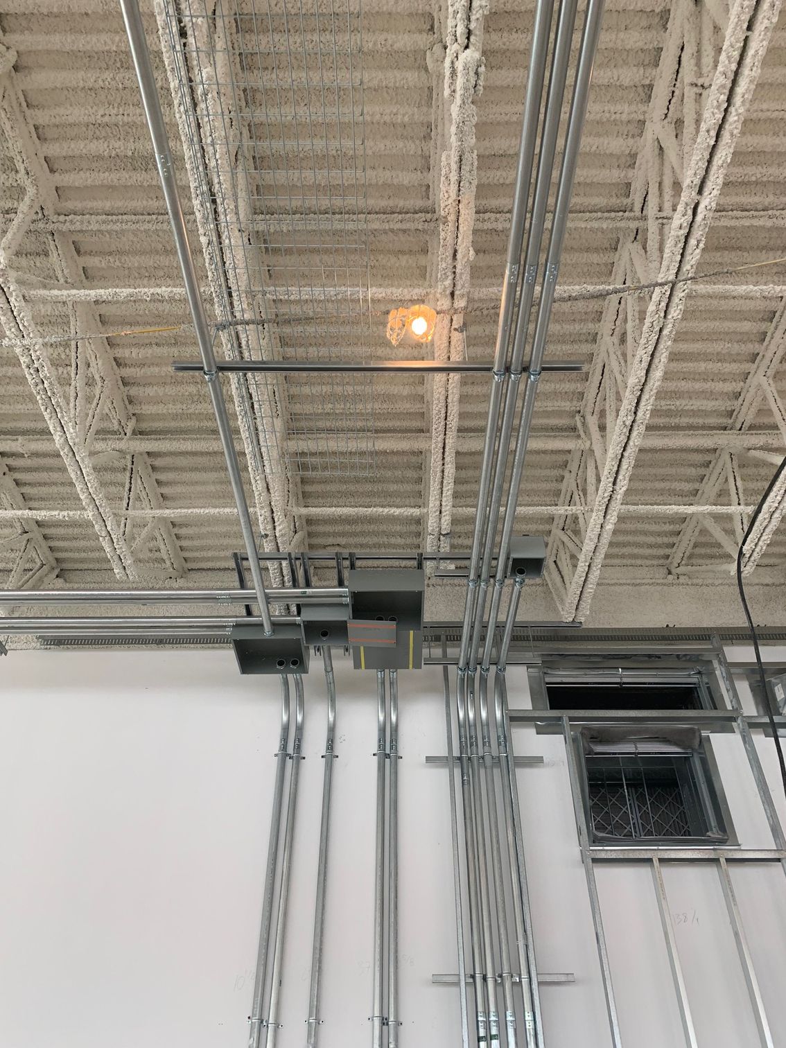 Un plafond avec beaucoup de fils qui y pendent.