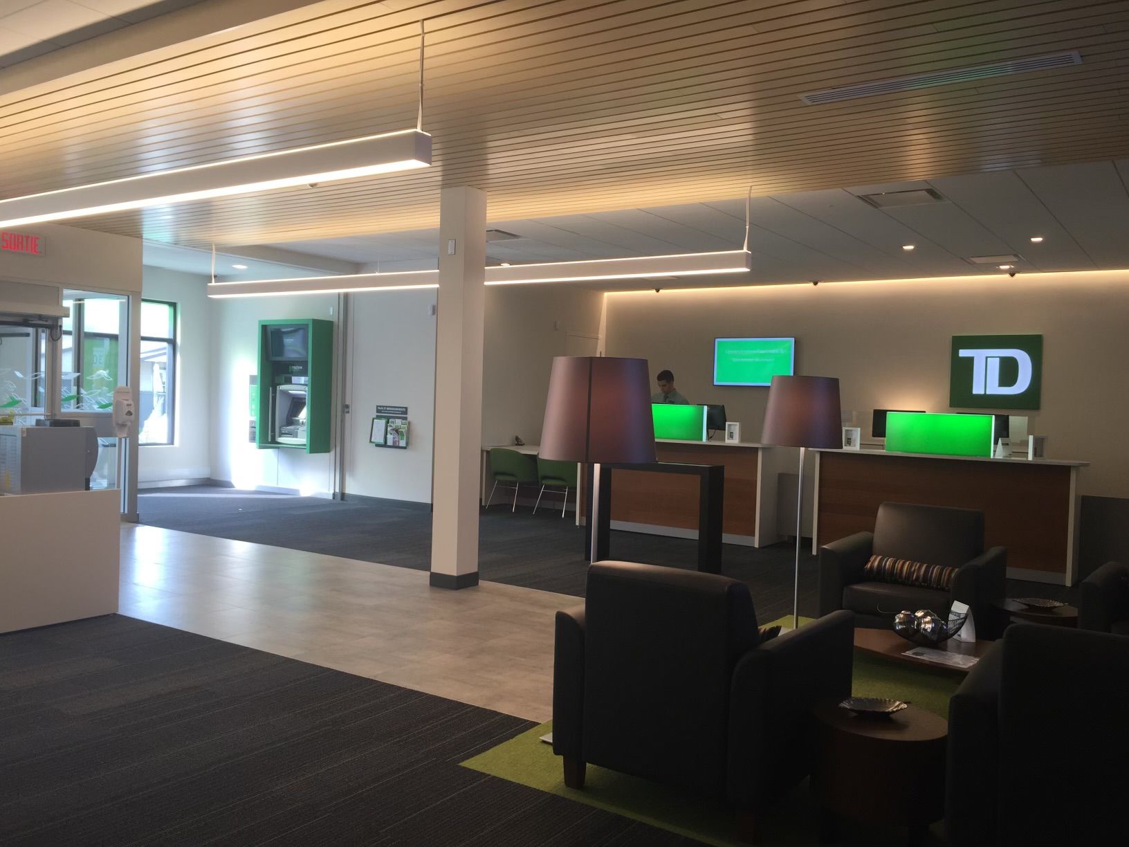 Un hall d'entrée de la banque TD avec des chaises et des lampes