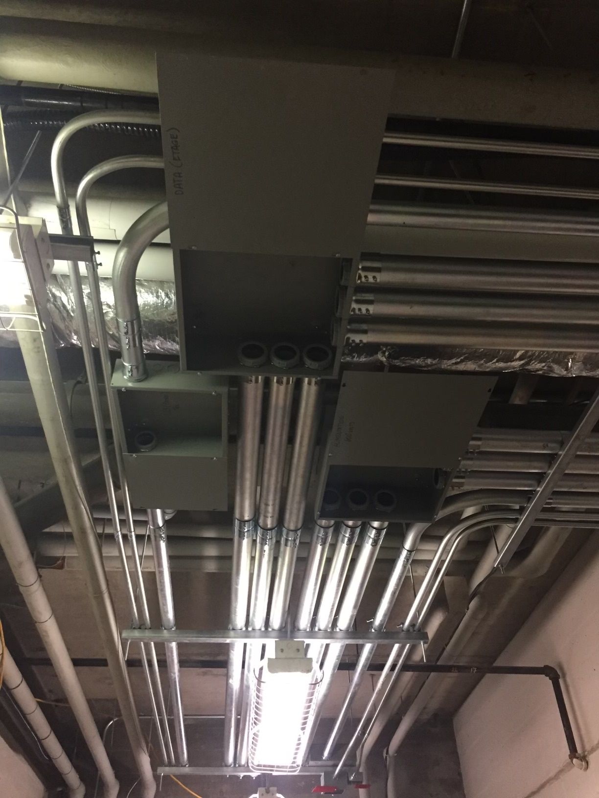 Un tas de tuyaux pendent du plafond d'un bâtiment.