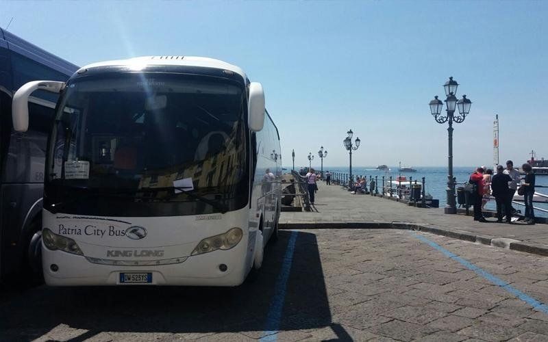 Pullman granturismo per trasferimenti di gruppo