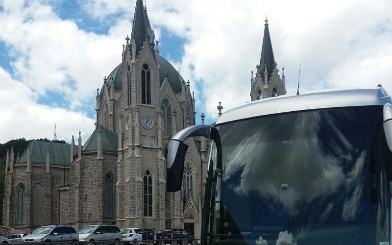 Pullman granturismo grigio per trasporti di gruppo