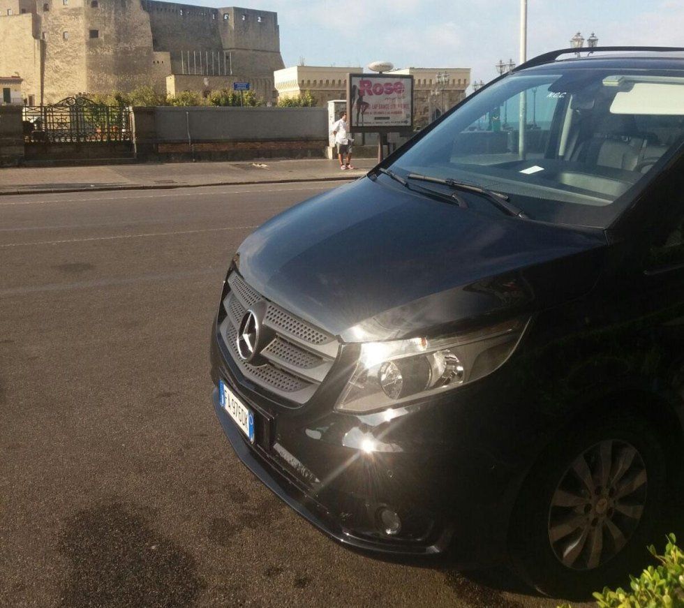 Minivan nero per trasporti di gruppo o singoli