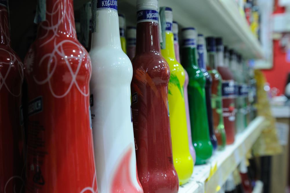 dettaglio di alcune bottiglie di superalcolici