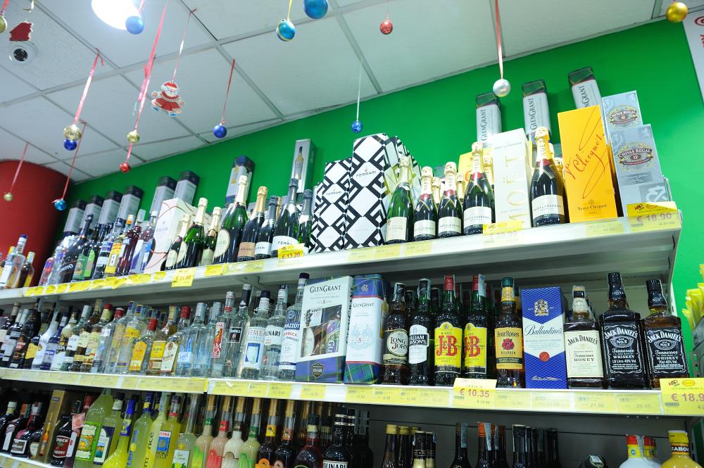 scaffali con alcolici