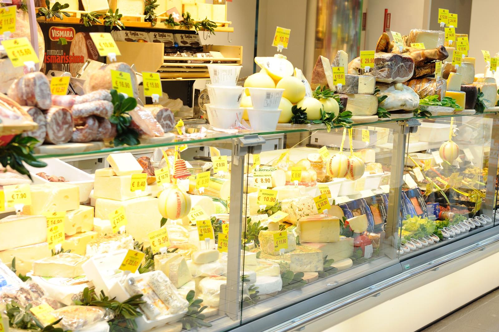 banco frigo con prodotti caseari