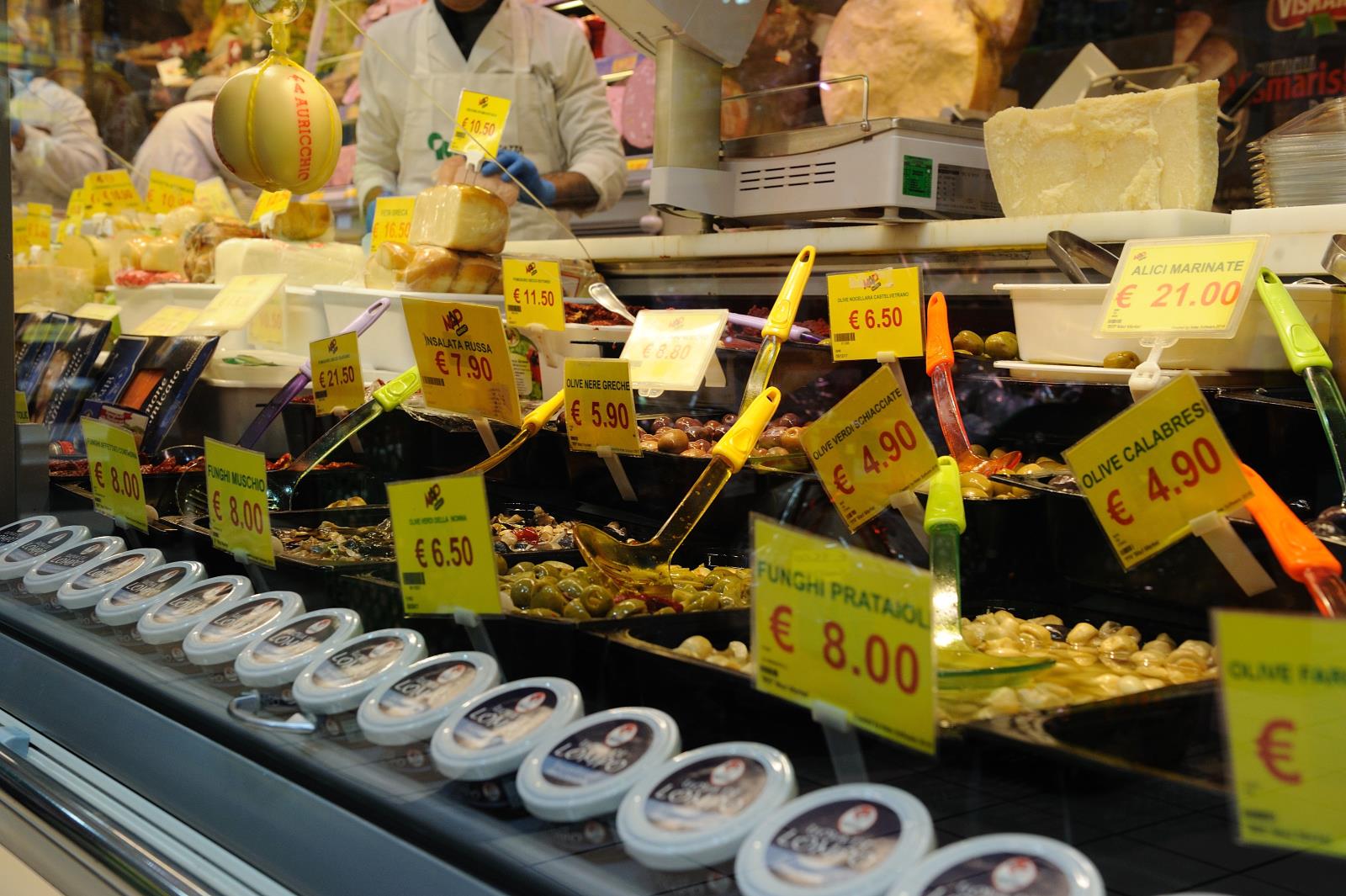 prodotti di gastronomia di un supermercato