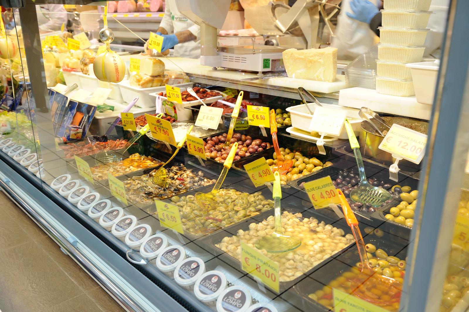 reparto di gastronomia in un supermercato