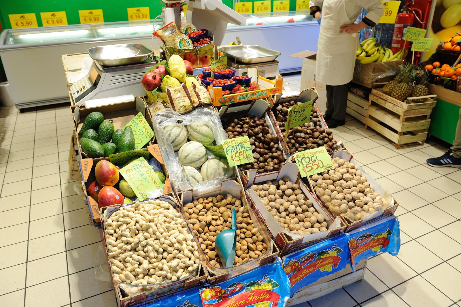 Frutta esotica in un supermercato