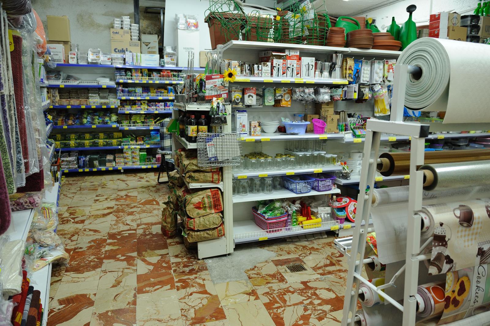 reparto attrezzi per la pulizia