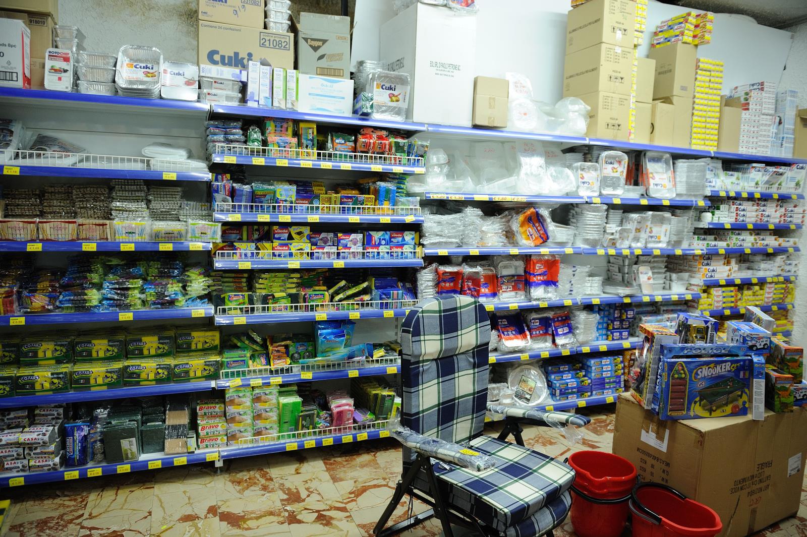 Prodotti per la pulizia in un supermercato