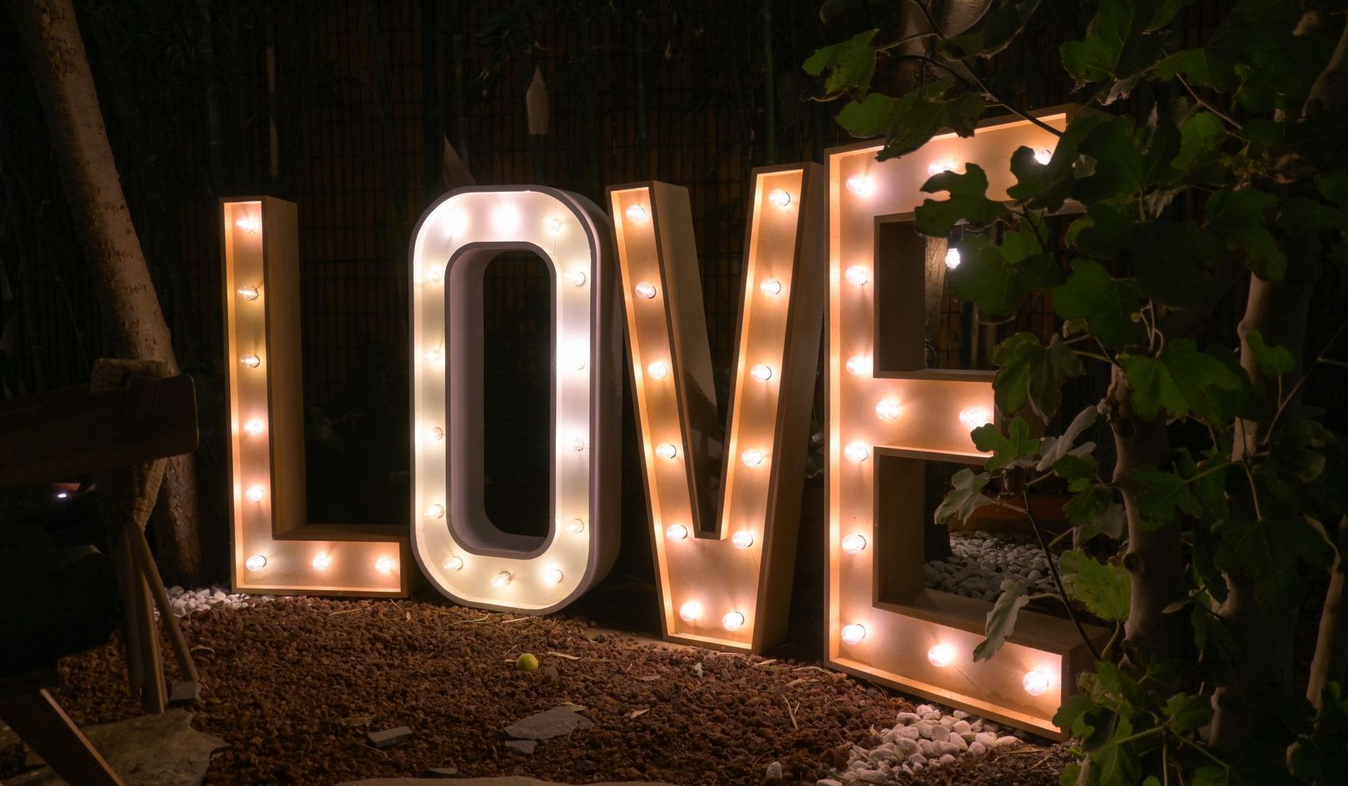 Un gran cartel de amor iluminado se enciende por la noche.