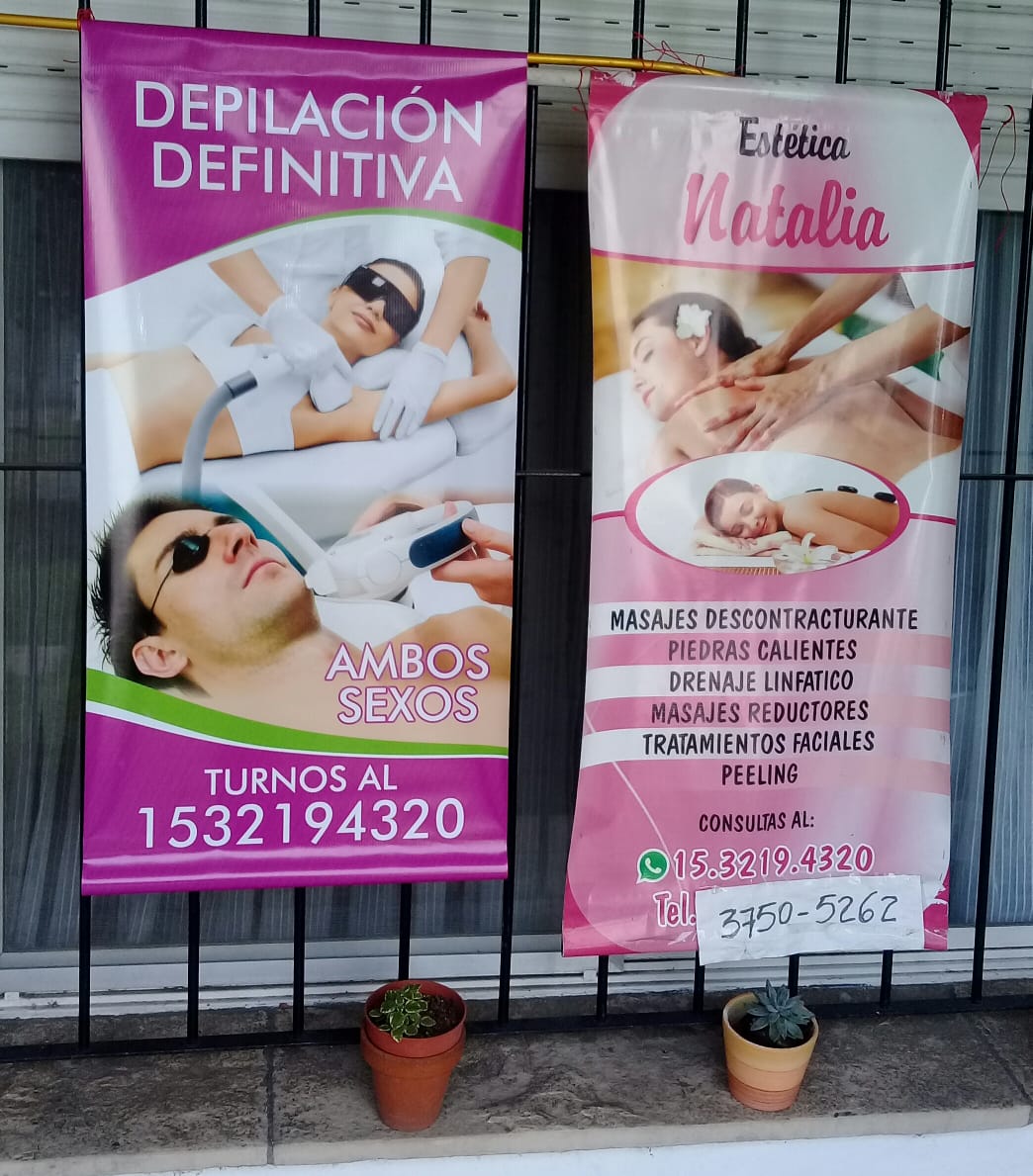 Dos pancartas rosas promocionando servicios de belleza. Una para depilación permanente (para ambos sexos)