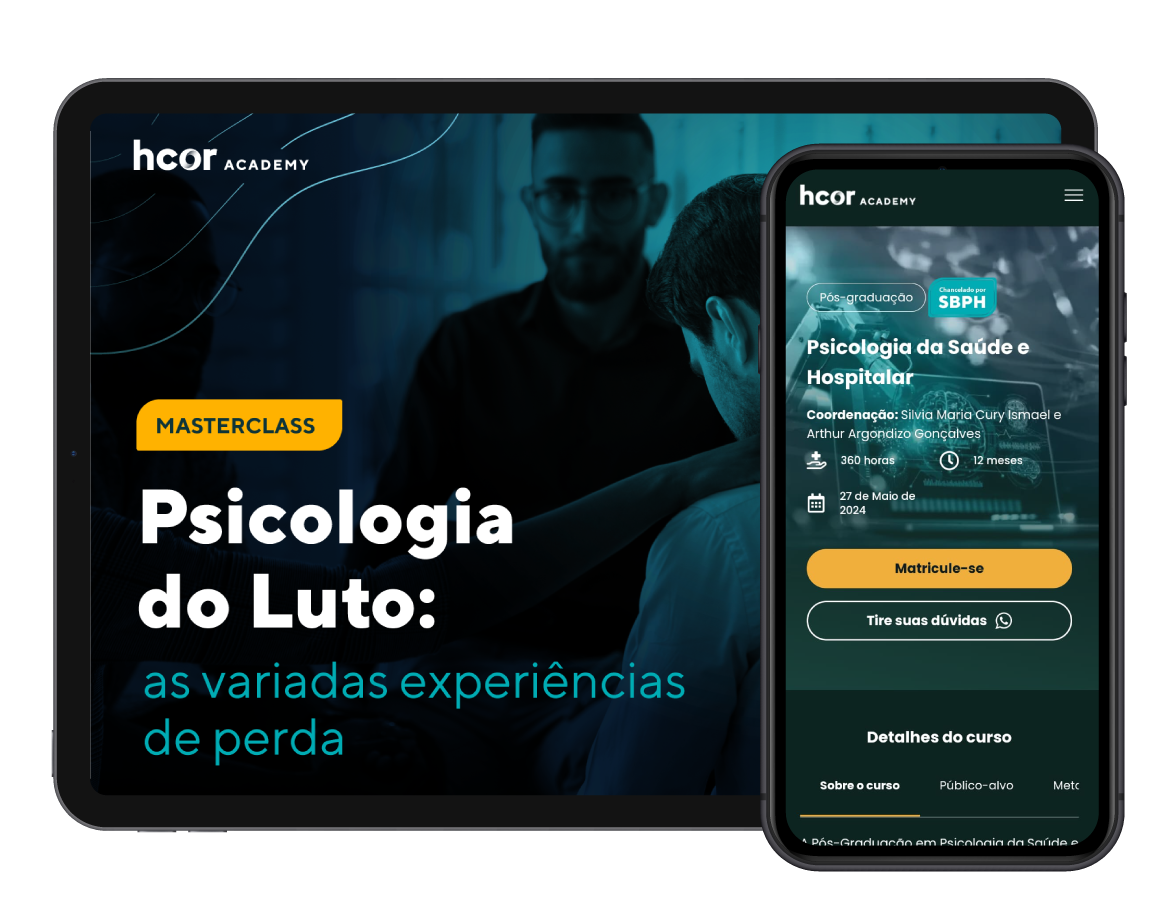 Um tablet e um celular estão um ao lado do outro.