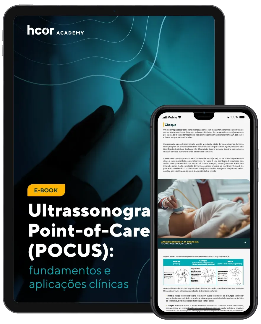 Um tablet e um celular estão um ao lado do outro.