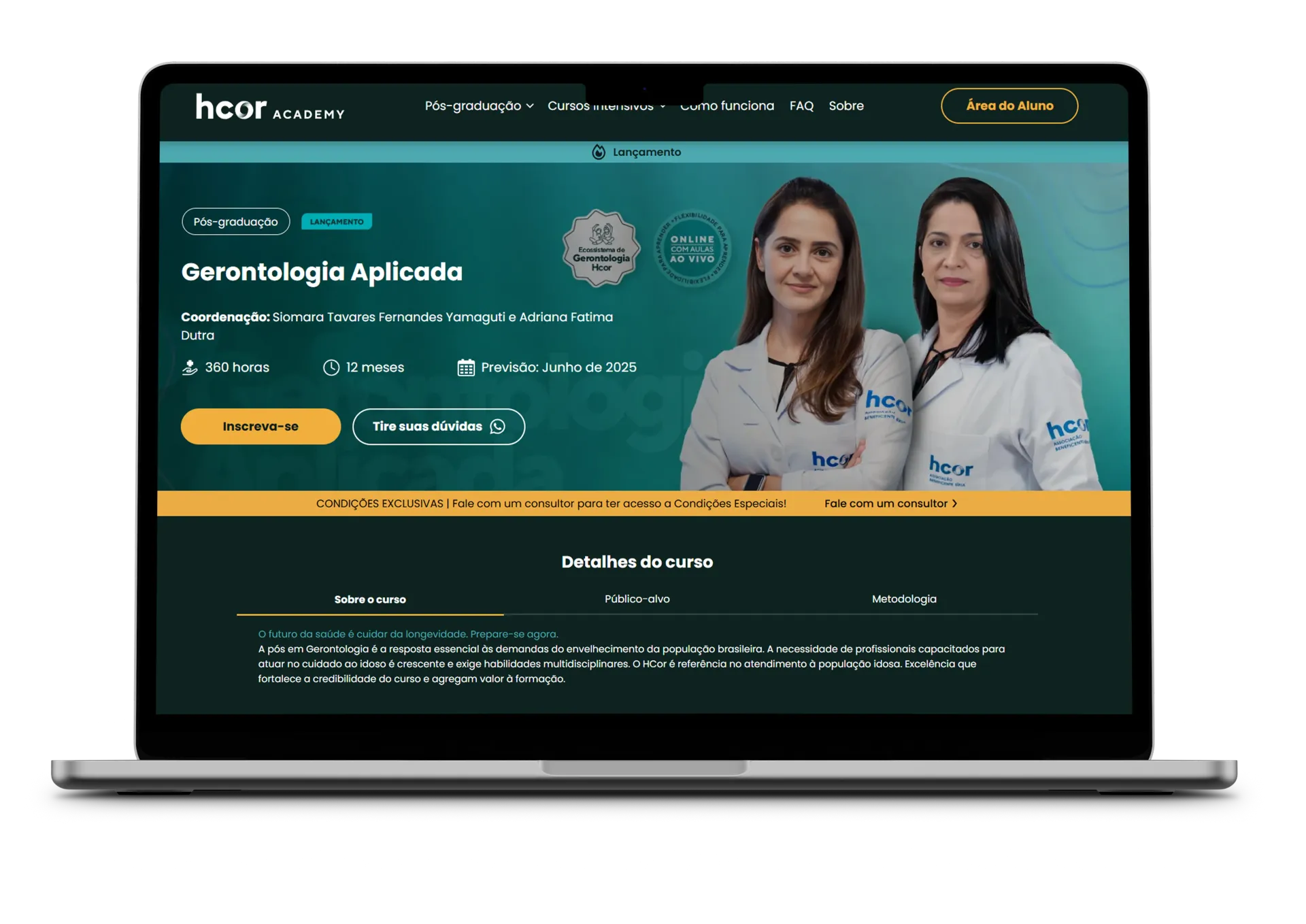 Um laptop está aberto em um site com duas mulheres nele.