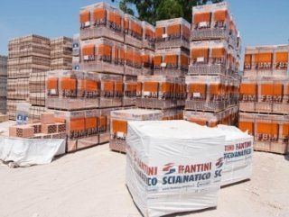 confezioni materiale edile in uno spazio all'aperto