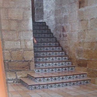 scala con rivestimento blu e bianco