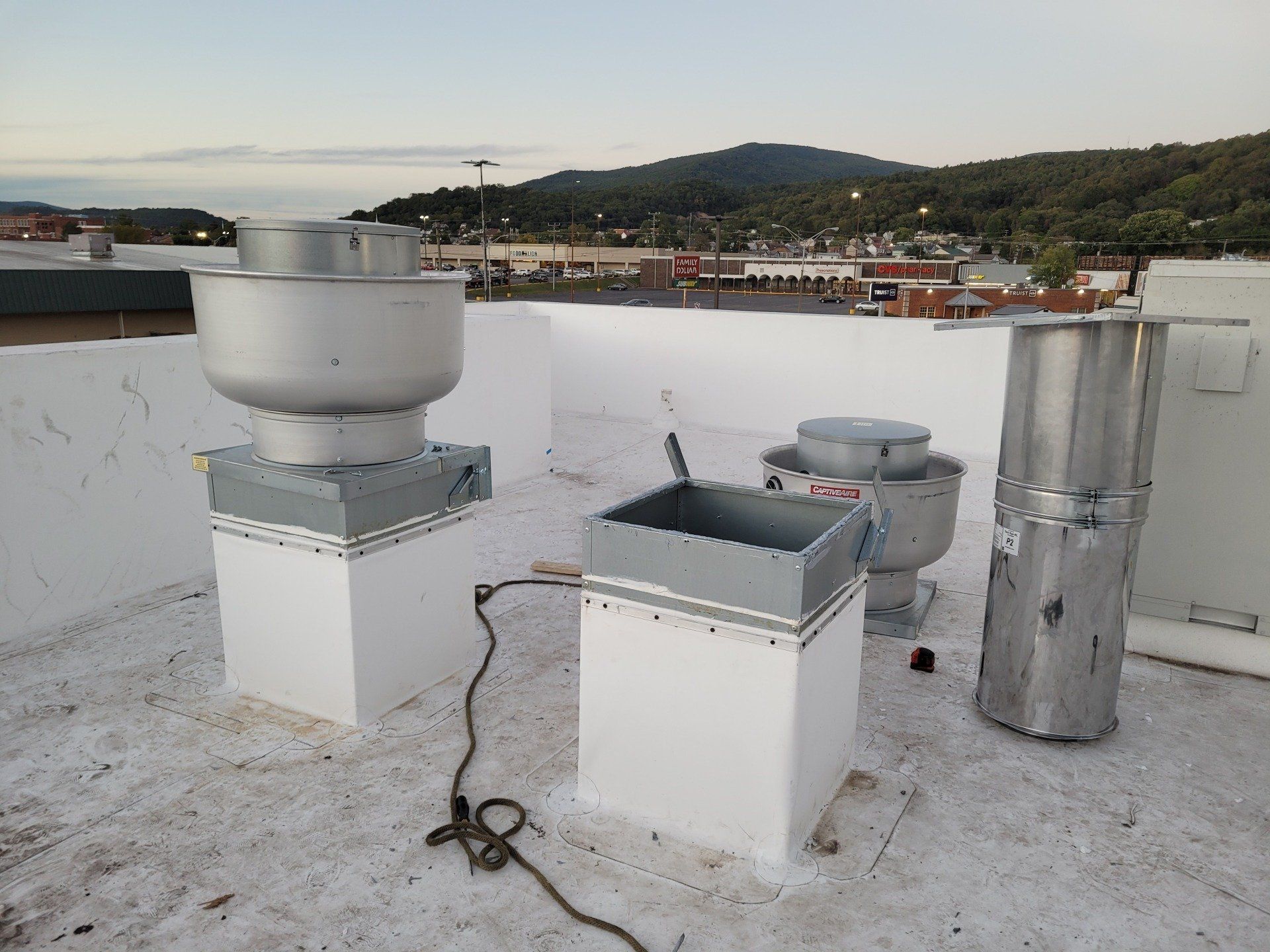 Wendy's, Covington, VA.  CaptiveAire System including: Two Type One  8' Range Hoods.  CaptiveAire Exhaust Fan Installation.  CaptiveAire Anon Make-Up Supply Air Installation.  CaptiveAire Fire Suppression System Installation. Control Panel. Stainless Steel Backsplash Installation.